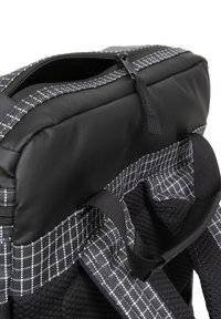 Zaino nero con accenti a motivo a griglia, realizzato in materiale resistente. Presenta una cerniera, spallacci imbottiti e un design strutturato.