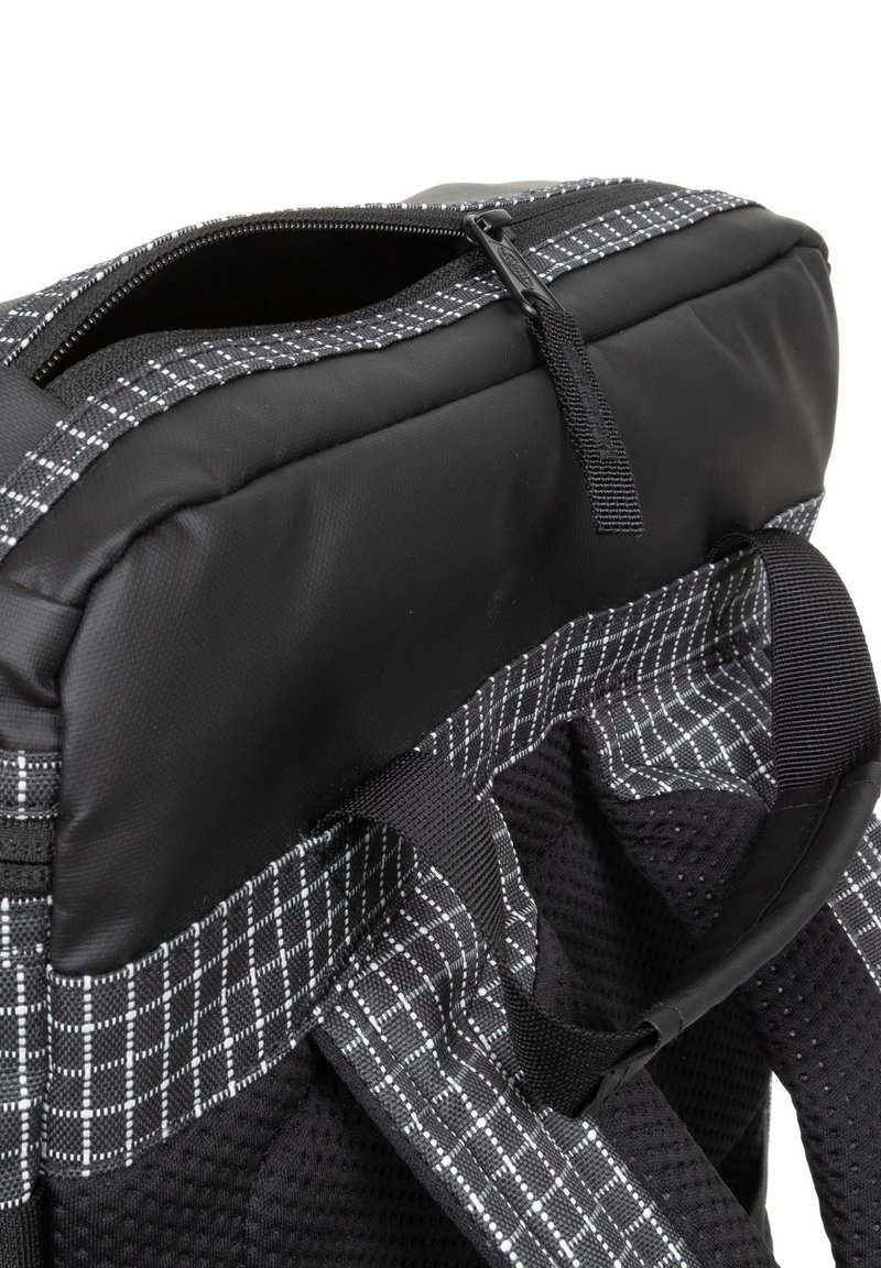 Zaino nero con accenti a motivo a griglia, realizzato in materiale resistente. Presenta una cerniera, spallacci imbottiti e un design strutturato.