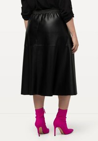 Ulla Popken MIDI EN TRAPÈZE AU GENOU CEINTURE ÉLASTIQUE - Áčková sukně - black