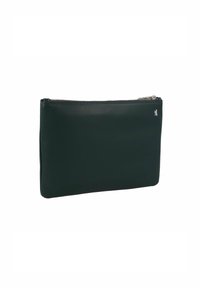 Zielona skórzana torebka kopertowa z zamknięciem na zamek, gładką teksturą, prostokątnym kształtem i małym metalowym logo po boku.