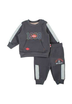 Ensemble en gris composé d'un sweat à capuche et d'un pantalon de survêtement, avec des accents contrastants gris clair au niveau des épaules et des jambes, comprenant des poches et des détails de texte imprimés.