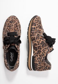 Baskets à imprimé léopard en marron et noir, dotées d'un matériau doux, d'une semelle en caoutchouc épaisse et de lacets élastiques noirs. Marque Gabor à l'intérieur.