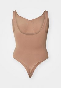 Naakt kleur bodysuit met een ronde halslijn, brede schouderbanden en een gladde, rekbare textuur. Heeft een string snit aan de onderkant voor minimale bedekking.