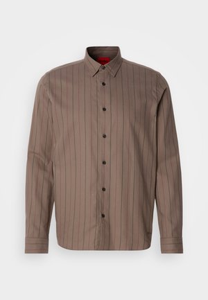 Brązowa koszula zapinana na guziki w pionowe ciemnoczerwone paski, z tkaniny bawełnianej, z ostrym kołnierzykiem, długimi rękawami i czarnymi guzikami.