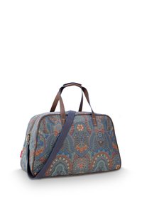 Reise-Dufflebag mit blauen, braunen und orangefarbenen, aufwendigen Blumen- und geometrischen Mustern, braunen Griffen und einem blau gestreiften Schultergurt.