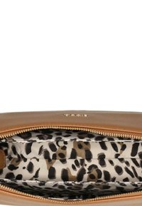 Borsa in pelle beige con una cerniera dorata, caratterizzata da una fodera con stampa leopardata. Progettata con scomparti per una migliore organizzazione. Presente un discreto dettaglio del logo.