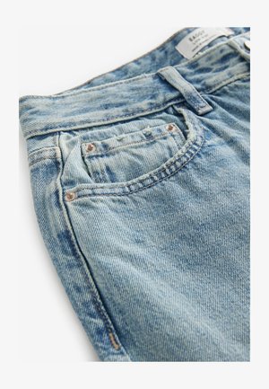 Lichtblauwe spijkerbroek van denim met een vervaagde textuur, een voorzak, koperen klinknagels en een gestikte label in de tailleband. Accentueert door subtiele slijtage.