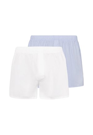 Dwie pary bawełnianych bokserek męskich z elastycznymi pasami, jedna biała na przodzie, druga jasnoniebieska z tyłu, prezentowane na białym tle.