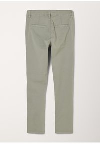 Dopasowane, oliwkowe spodnie, z tkaniny mieszanej bawełnianej, z dwiema tylnymi kieszeniami, szlufkami na pasek i prostym krojem nogawki. Minimalistyczne detale szwowe, bez ozdób.