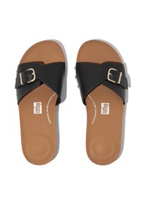 Zwarte slidesandalen met een brede band, een gouden gesp en een gevoerde tan voetbed. Heeft ronde studs langs de randen van de band.