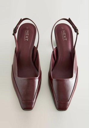 Burgundi bőr slingback cipők négyzetes orral, sima textúrával, minimalista dizájnnal és fém csat részlettel a pánton.