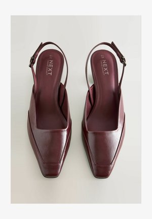 Burgundi bőr slingback cipők négyzetes orral, sima textúrával, minimalista dizájnnal és fém csat részlettel a pánton.