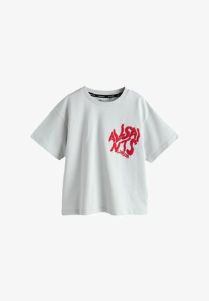 Balta medvilninė marškinėliai su trumpomis rankovėmis, kuriuose yra raudona grafika su užrašu "ALL SAINTS LONDON" ant priekio. Apvalus iškirpimas.