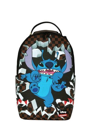 Zaino con motivo a scacchiera con il personaggio dei cartoni animati blu Stitch che rompe un muro con bordi affilati bianchi e rossi.