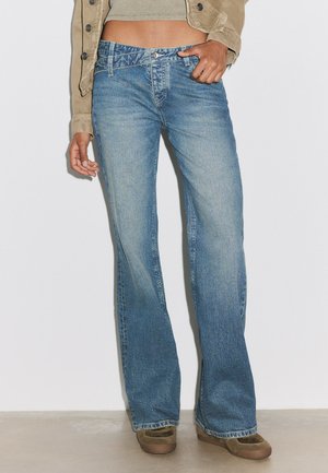 Stradivarius, CROSSOVER WAISTBAND BELL BOTTOM JEANS - Jean droit - stone blue denim