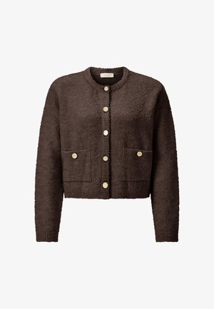 Bruine, korte cardigan met een gestructureerde afwerking, ronde halslijn, zes goudkleurige knopen en twee voorzakken. Zacht materiaal en casual ontwerp.