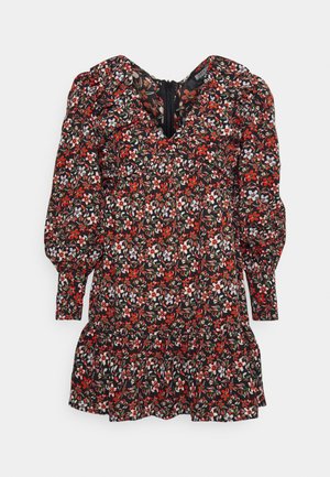 Vestido preto com padrão floral, apresentando flores vermelhas, brancas e azuis, decote em v, mangas bufantes e uma bainha com babados. O material parece leve e estampado.