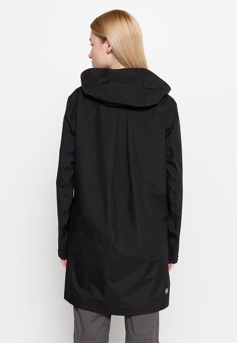 Giacca impermeabile nera con cappuccio, caratterizzata da un taglio lungo, una texture liscia e un accento di marca all'orlo. Design semplice e funzionale.