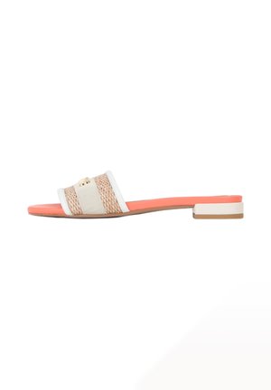 Sandalo piatto con suola corallo, cinturino beige intrecciato con bordi bianchi e piccolo dettaglio di fibbia dorata.
