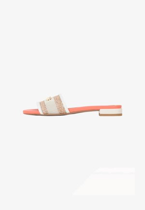 Platte teenslipper met koraalrode zool, beige gevlochten band met witte randen en een klein gouden gespsdetail.