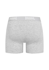 Sivé bavlnené boxerky s plochým elastickým pásom s logom "Lonsdale London". Hladká textura, priliehavý strih, bez viditeľných vzorov alebo akcentov.