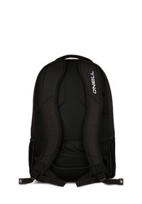 Zaino nero con spallacci in rete imbottiti, un tessuto testurizzato, tasche laterali e un logo evidente sul retro.