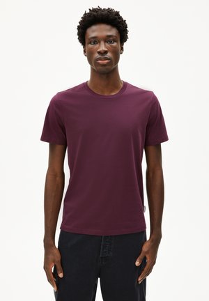 Bordeaux kortemouwen T-shirt met een ronde hals, gemaakt van zacht katoen. Getailleerde pasvorm met een naadloze zoom en zonder zichtbare patronen.