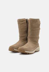 Braune Wildlederstiefel in hoher Form mit einem Reißverschluss, strukturiertem Obermaterial, solidem runden Zehenbereich und einer robusten Gummisohle für guten Halt.