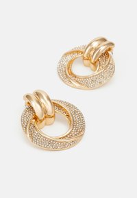 Gullfargede øreringer med et sirkulært design i teksturert metall, prydet med klare rhinestones i et spiral mønster.