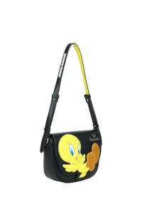 Borsa nera con applicazione di Tweety Bird gialla, caratterizzata da una forma curva, tracolla regolabile e dettaglio del logo. Accenti testurizzati nel design.