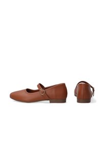 Brązowe skórzane buty typu Mary Jane z zaokrąglonym czubkiem, płaskim obcasem i regulowanym paskiem z metalowym zapięciem. Gładka tekstura, minimalistyczny design.