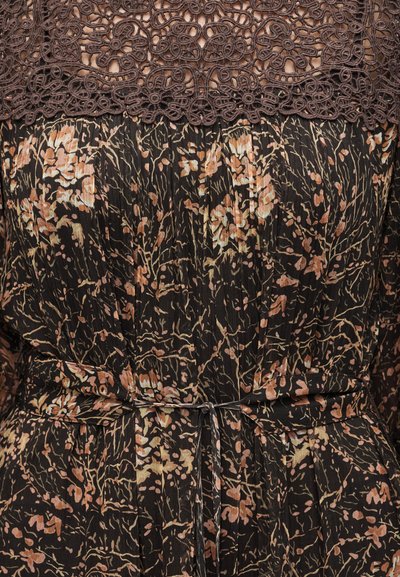 Μαύρο φόρεμα με ροδακινί λουλουδάτο μοτίβο, λεπτή ζώνη στη μέση και περίτεχνη λεπτομέρεια από σκούρα καφέ δαντέλα στη λαιμόκοψη.