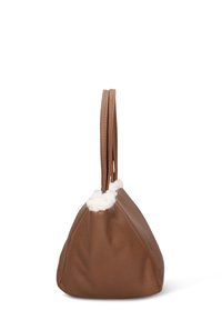 Sac en cuir marron avec une bordure blanche douce en haut, doté de deux longues anses et d'une forme arrondie triangulaire. Surface texturée.