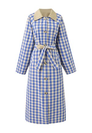 Long manteau à carreaux bleu et beige avec col beige, boutons sur le devant, manches longues et ceinture assortie nouée à la taille.