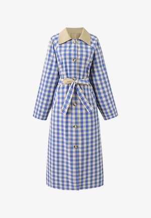 Lange blauw-beige geruite jas met beige kraag, knopen aan de voorkant, lange mouwen en bijpassende ceintuur gestrikt in de taille.