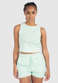 Top corto de color verde claro con escote redondo y logotipo en blanco, combinado con pantalones cortos verdes claros a juego que tienen una cintura elástica.