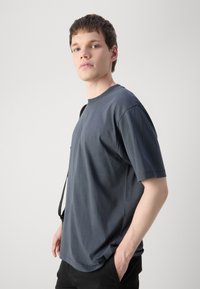 Calvin Klein Jeans LABEL RELAXED TEE - Osnovna majica kratkih rukava - ebony