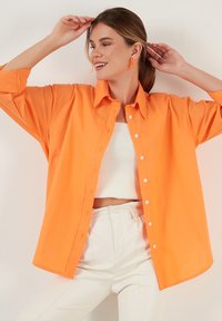 LELA LOOSE FIT - Button-down blouse - orange