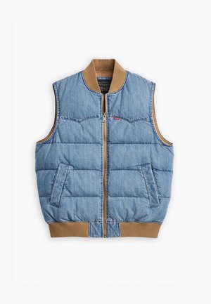 Chaleco de denim con cremallera en el frente, diseño acolchado, tela azul, cuello y dobladillo de canalé marrón, y dos bolsillos laterales.