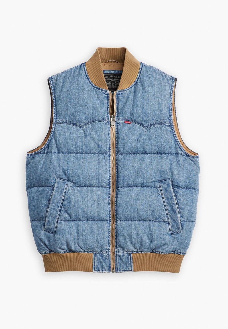 Gilet en denim avec fermeture éclair à l'avant, design rembourré, en tissu bleu, col et ourlet côtelés bruns, et deux poches latérales.