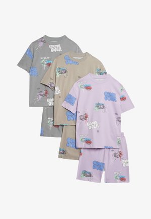 Vier Sätze von T-Shirts mit kurzen Ärmeln und Shorts in Grau, Beige und Lavendel, mit grafischen Drucken von Spielcontrollern und Text.