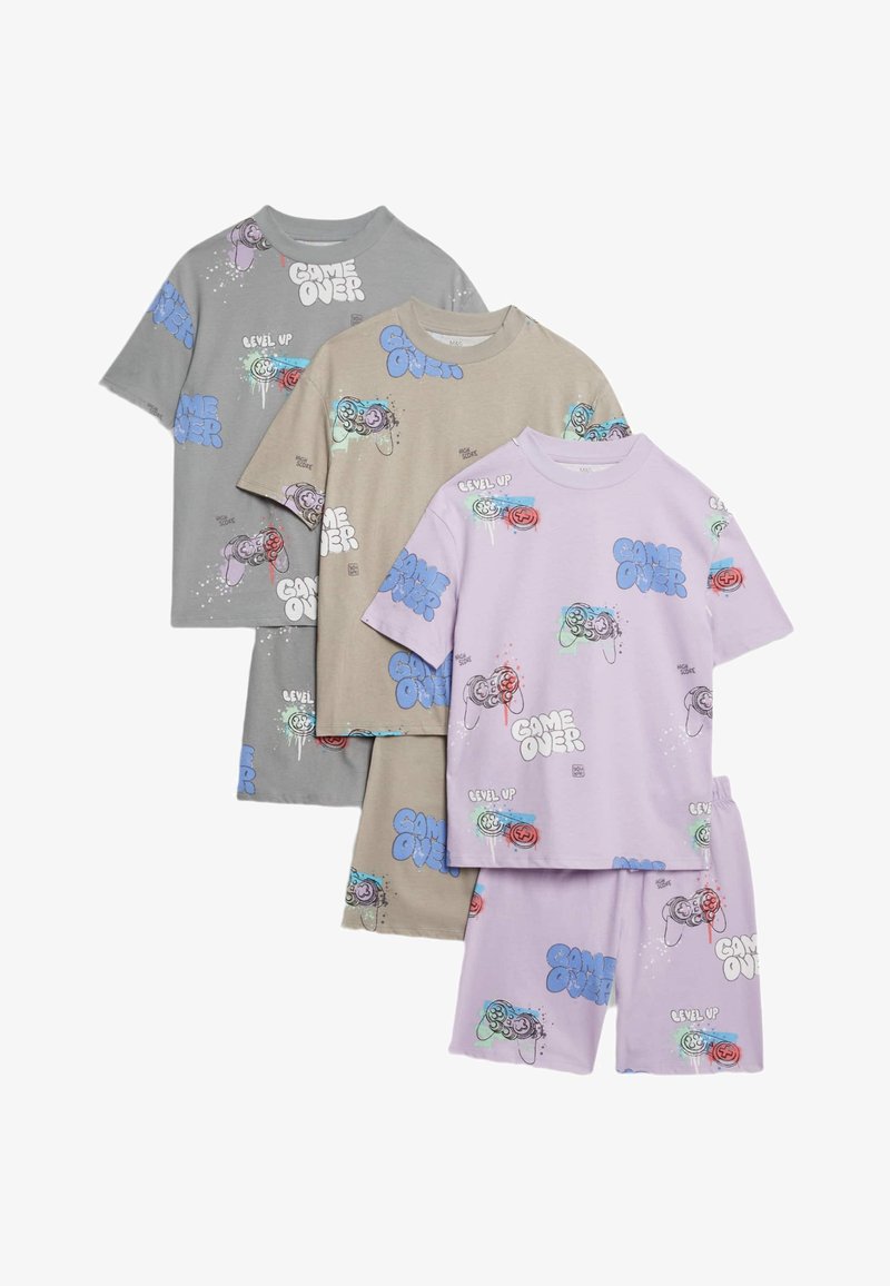 Quattro set di T-shirt a maniche corte e pantaloni corti nei colori grigio, beige e lavanda, caratterizzati da stampe grafiche di controller di gioco e testi.