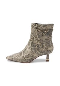 Beige und braune Schlangenleder-Optik Ankle Boots mit spitzem Zeh, kleinem Absatz und goldener Hardware, die den Knöchelriemen akzentuiert.