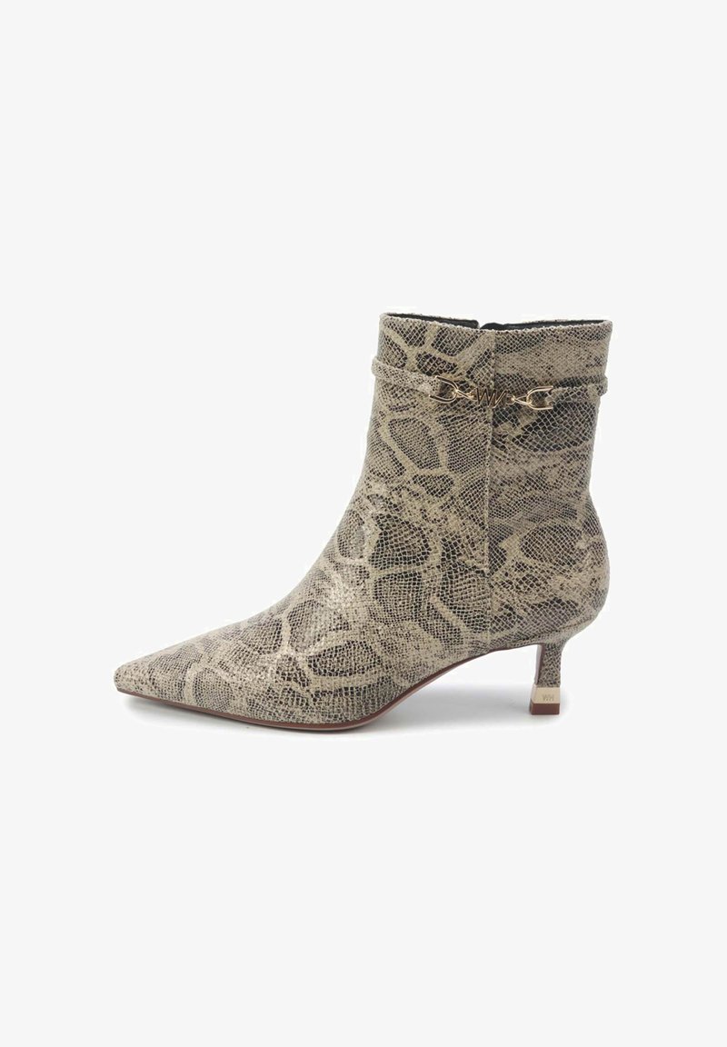 Beige und braune Schlangenleder-Optik Ankle Boots mit spitzem Zeh, kleinem Absatz und goldener Hardware, die den Knöchelriemen akzentuiert.