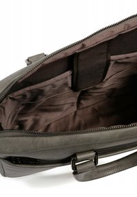 Szara torba syntetyczna od środka o gładkiej fakturze, z zapięciem na zamek i kieszonką. Wyłożona ciemnym materiałem, posiadająca wiele wewnętrznych przegród.