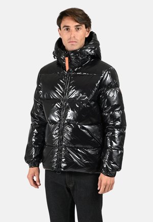Veste d'hiver noire en duvet avec une finition brillante, présentant un col haut, une fermeture éclair et un onglet de tirage orange. Motif matelassé texturé visible.