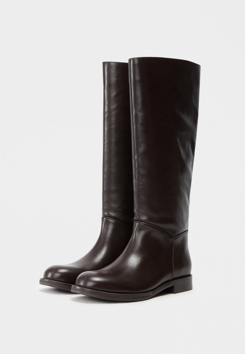 Braune Leder-Stiefel bis zum Knie mit einem schlanken Design, glatter Oberfläche, abgerundetem Zehenbereich und einem niedrigen Absatz. Keine sichtbaren Beschläge oder Verzierungen.