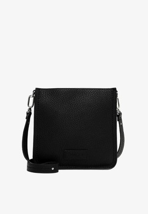 Borsa a tracolla in pelle nera con texture granulosa, forma rettangolare, accessori in argento e tracolla regolabile. Presenta un'etichetta con il logo sul davanti.