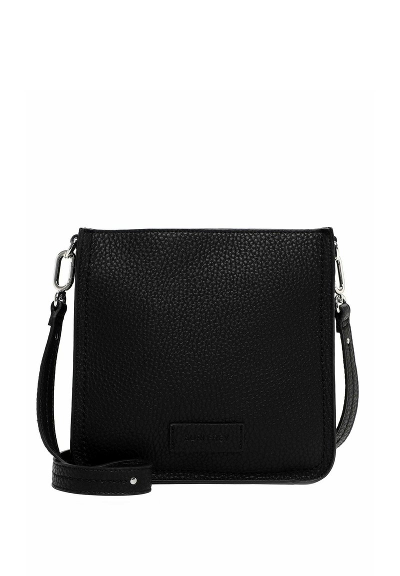 Borsa a tracolla in pelle nera con texture granulosa, forma rettangolare, accessori in argento e tracolla regolabile. Presenta un'etichetta con il logo sul davanti.
