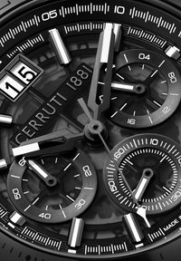 Melnā hronogrāfu pulksteņu ar sudraba akcentiem, teksturētu seju, datuma displeju un vairākiem subdiskiem laika mērīšanai, taisnstūra stunda rādītājiem.